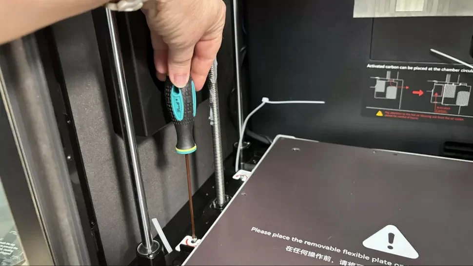 3d-printer-qidi-plus-5-regulirovka.jpg