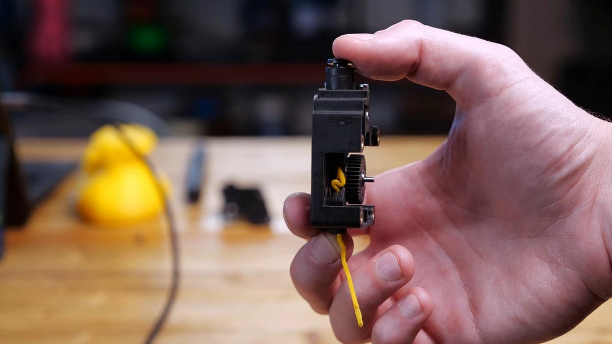 Регулируемый прижим Qidi Plus 4