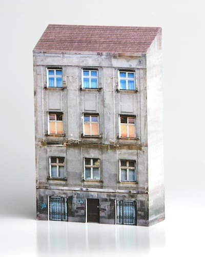 Цветная модель из бумаги, напоминающая дерево