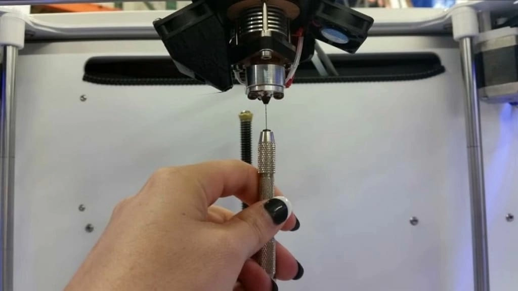 Пластик не выдавливается из сопла Пластик не выдавливается из сопла