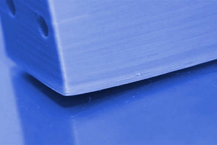 Модель отлетает от стола во время печати Модель отлетает от стола во время печати