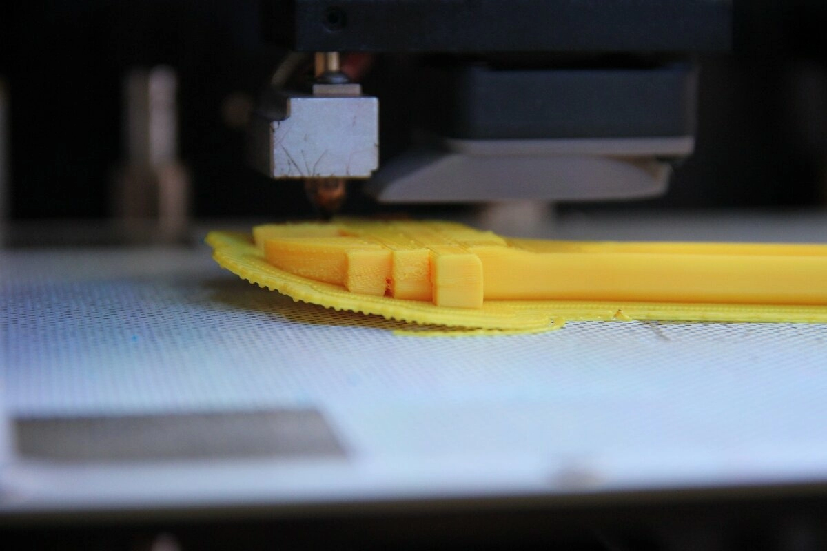 Стекло с наносимым адгезивом Стекло с наносимым адгезивом