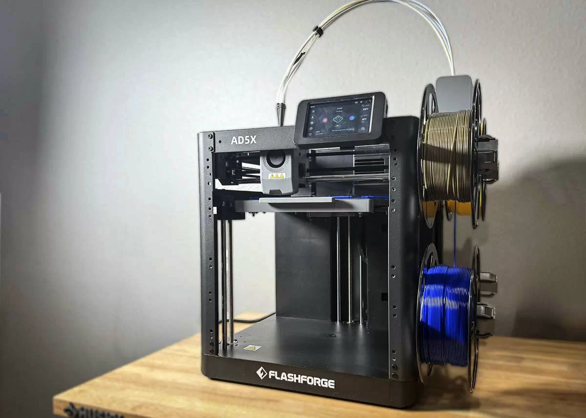 3D принтер FlashForge AD5X в строгом дизайне