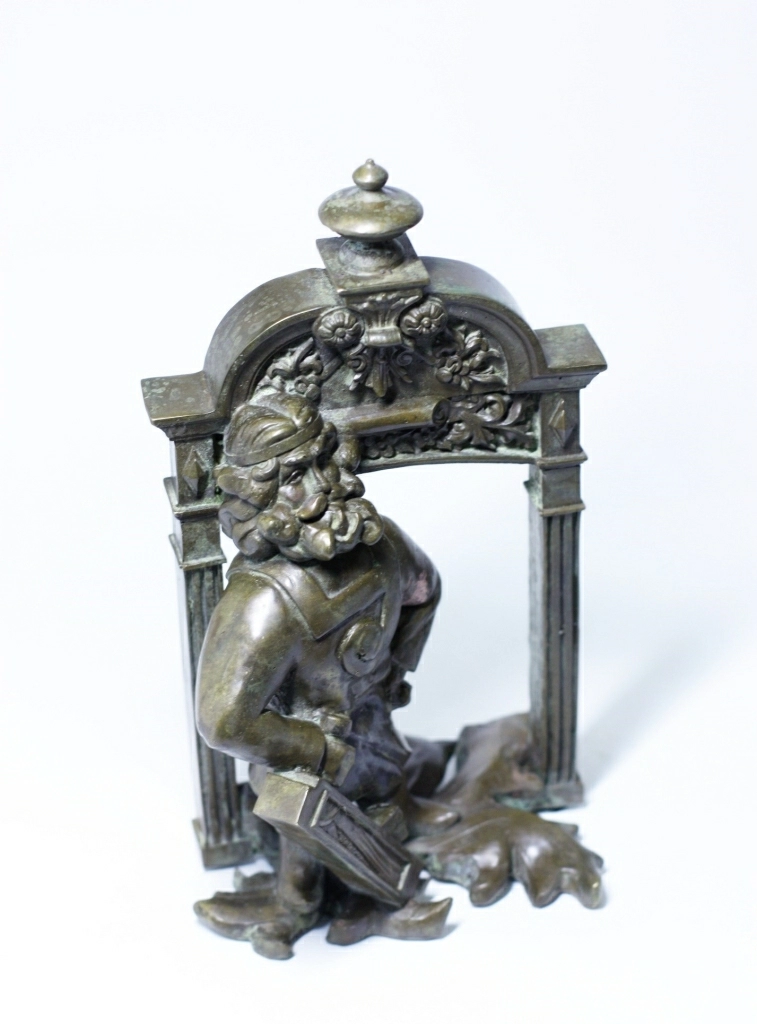 Скульптура Деревянных дел мастер после отливки