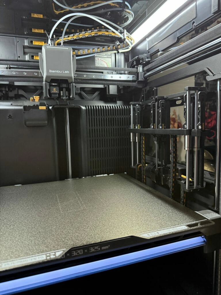 Вид изнутри 3D принтера Bambu Lab H2С