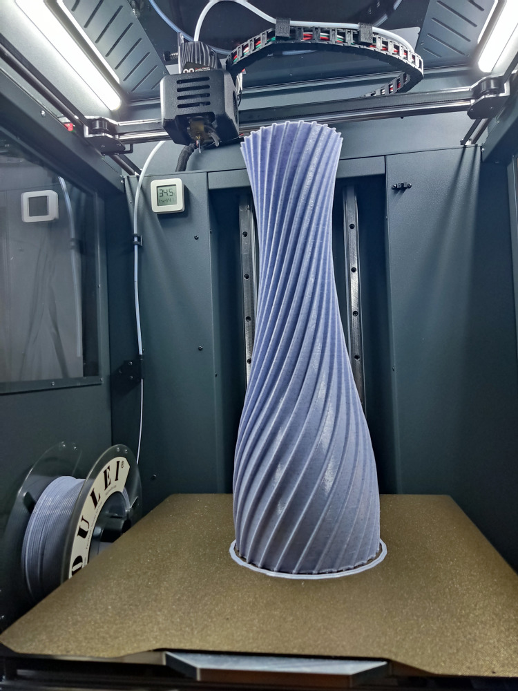 Надежное сцепление модели со столом в течение всего времени печати Надежное сцепление модели со столом в течение всего времени печати