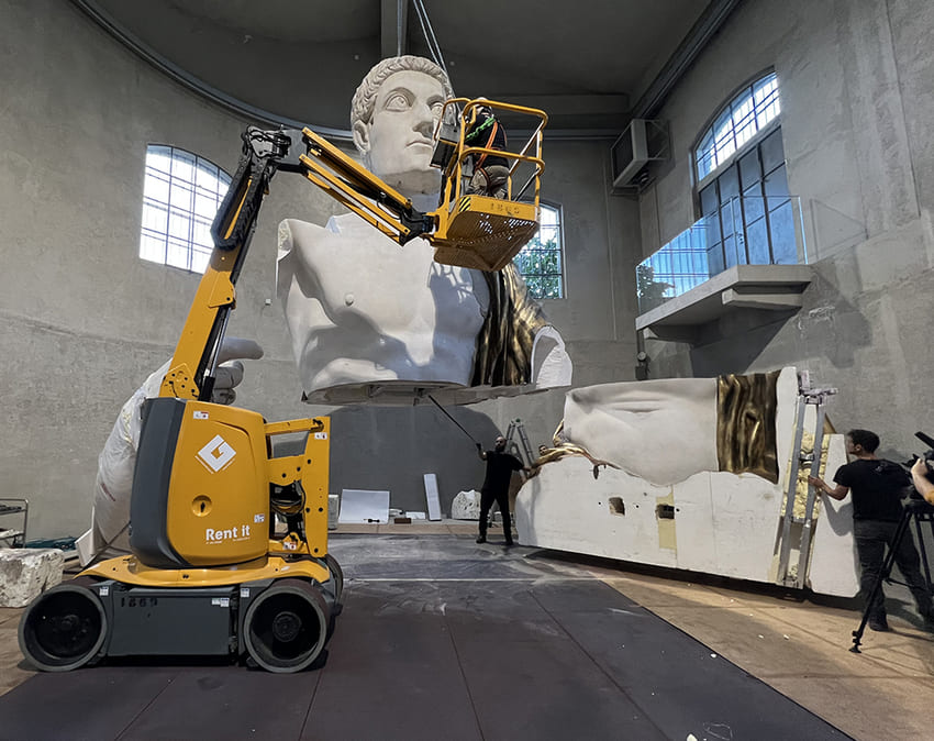 Сборка статуи в выставочном пространстве Prada