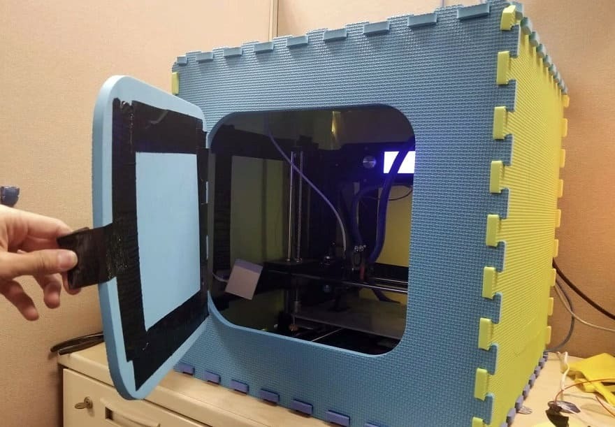 Принтер с закрытым корпусом для защиты от сквозников