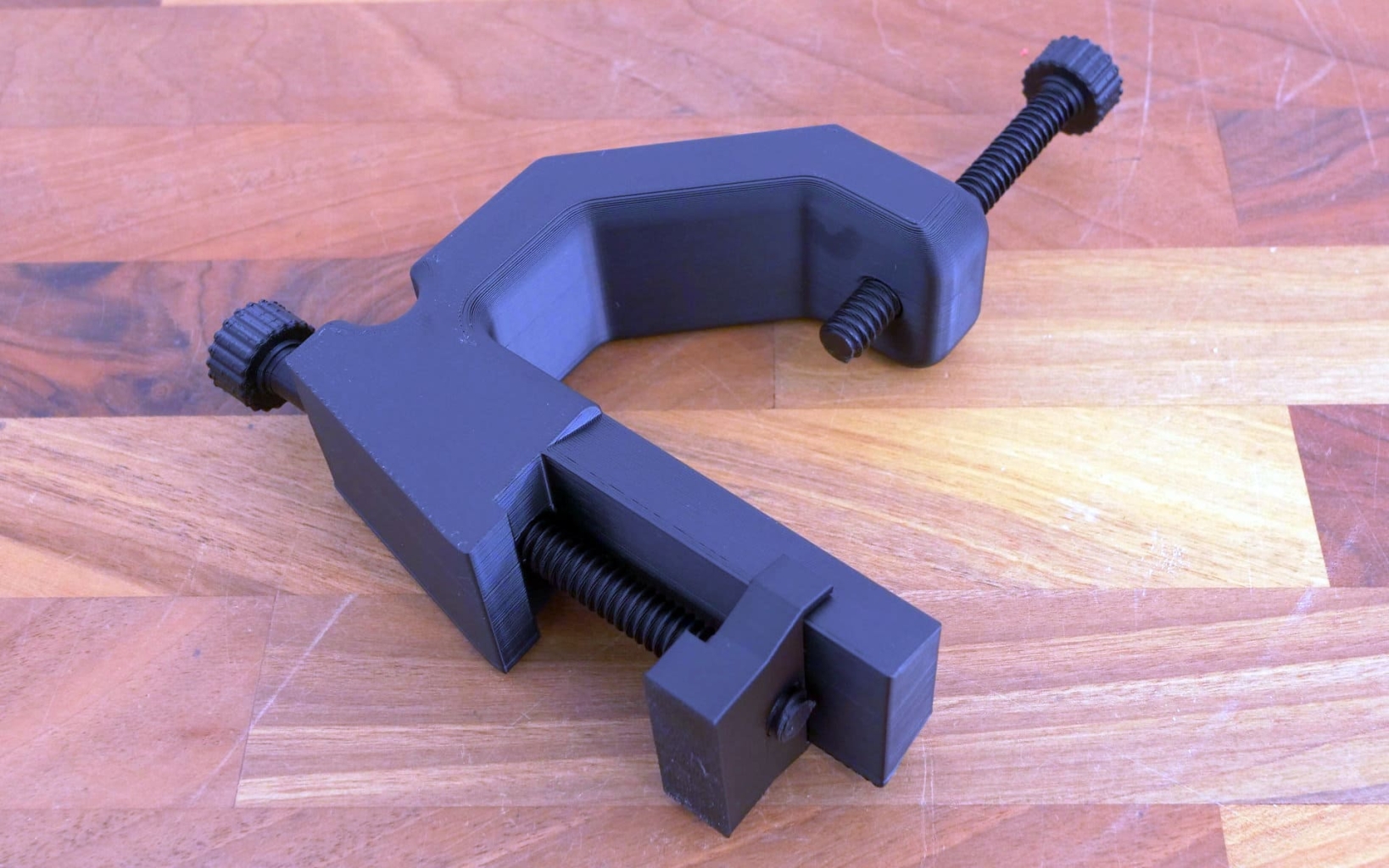 Напечатанная струбцина Creality K2 Plus