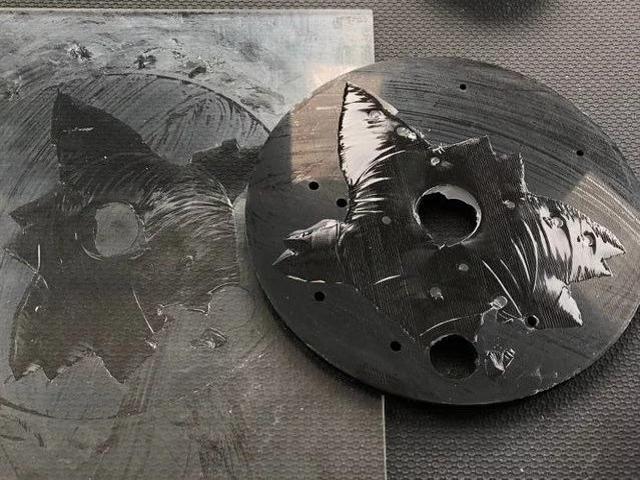 Клей на печатаемой детали во время отрыва Клей на печатаемой детали во время отрыва