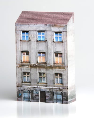 Цветная модель из бумаги, напоминающая дерево