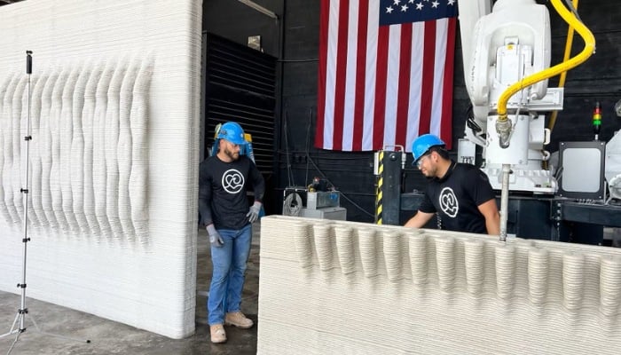 Работники компании Kind Designs подготавливают 3D-печатную панель Работники компании Kind Designs подготавливают 3D-печатную панель