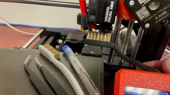 Устранение небольшого слоя налипшего пластика