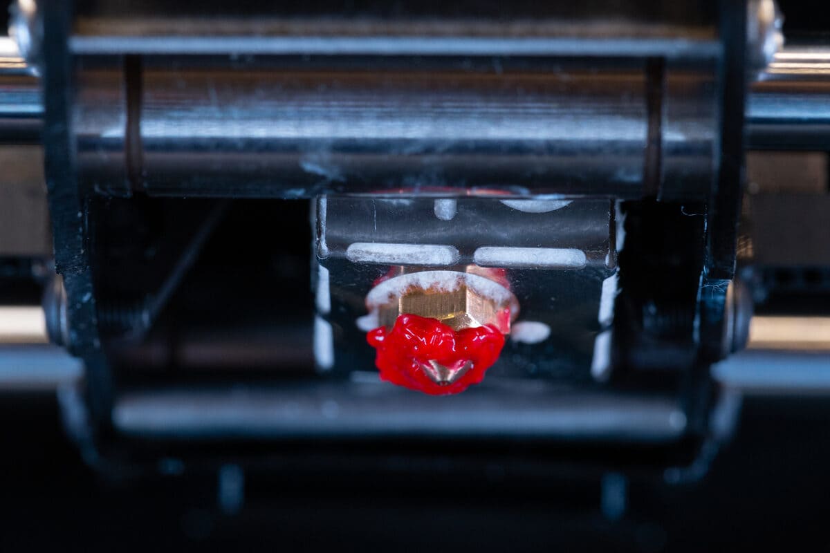 Остатки пластика на внешней стороне сопла