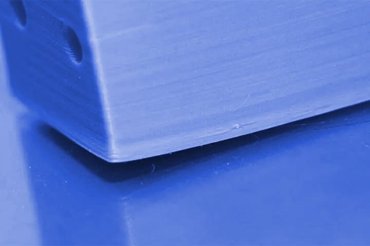 Модель отлетает от стола во время печати