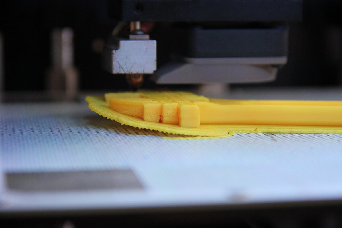 Стекло с наносимым адгезивом Стекло с наносимым адгезивом