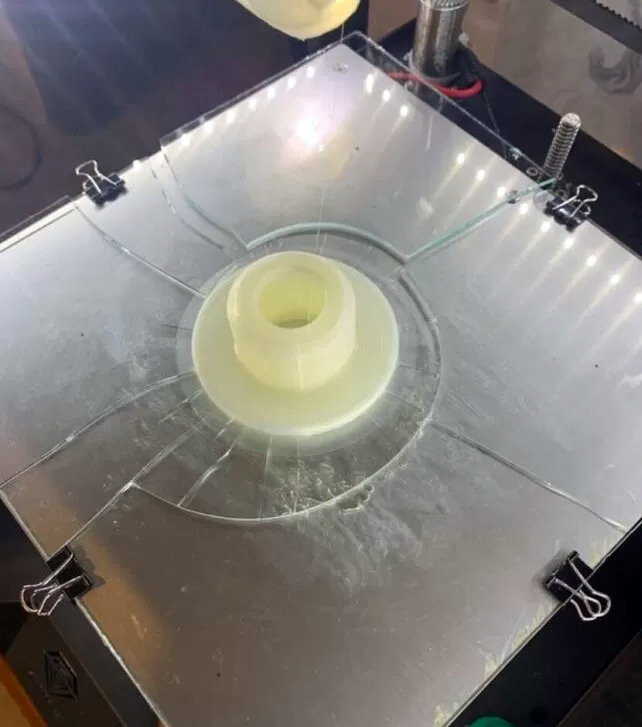 Печатаемая деталь оторвана вместе с кусками стола Печатаемая деталь оторвана вместе с кусками стола