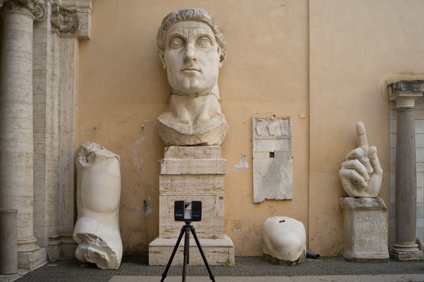 Сохранившиеся фрагменты подлинной статуи Константина во Дворце консерваторов