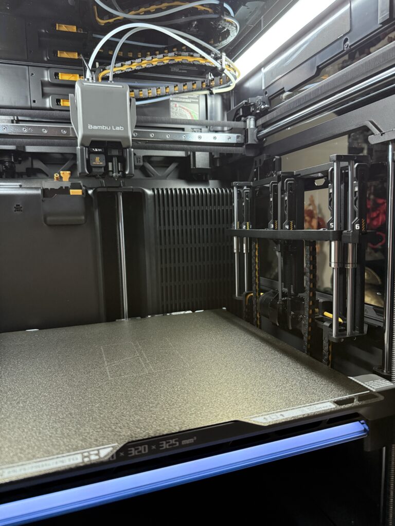 Вид изнутри 3D принтера Bambu Lab H2С