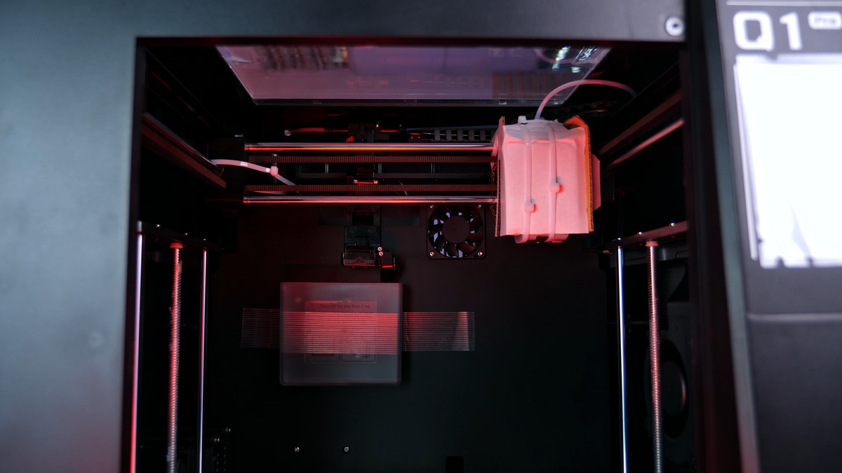 Принтер Qidi tech Q1 Pro с фиксатором стола